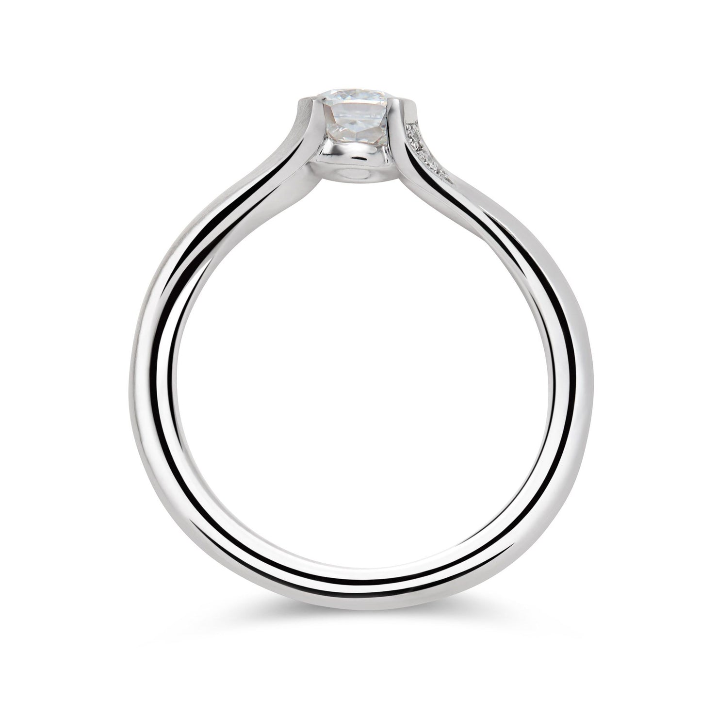 18ct white gold & cushion cut diamond solitaire band.