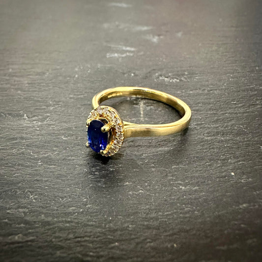 Pre-Owned: 18ct yellow gold sapphire & diamond set border ring - 0.39ct