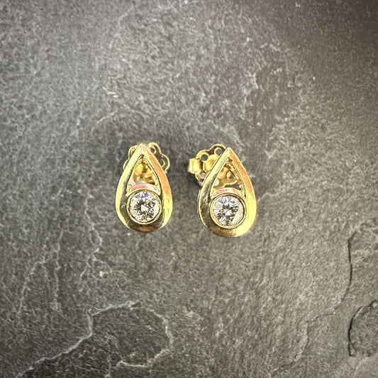 Pre-Owned: Pair of 18ct yellow gold pear shaped ear studs set with round brilliant cut diamond. 0.14ct