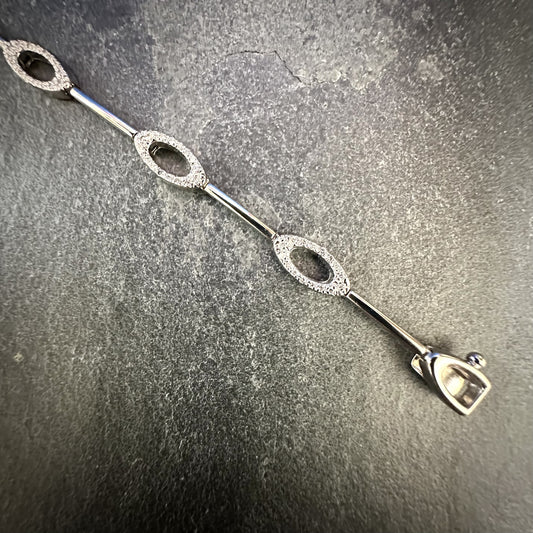 Pre-Owned: 18ct white gold bracelet with open diamond set oval intersecting links.