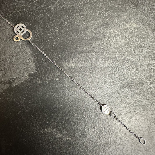 Pre-Owned: 18ct White Gold Fine Bracelet With Diamond Set Centerpiece.