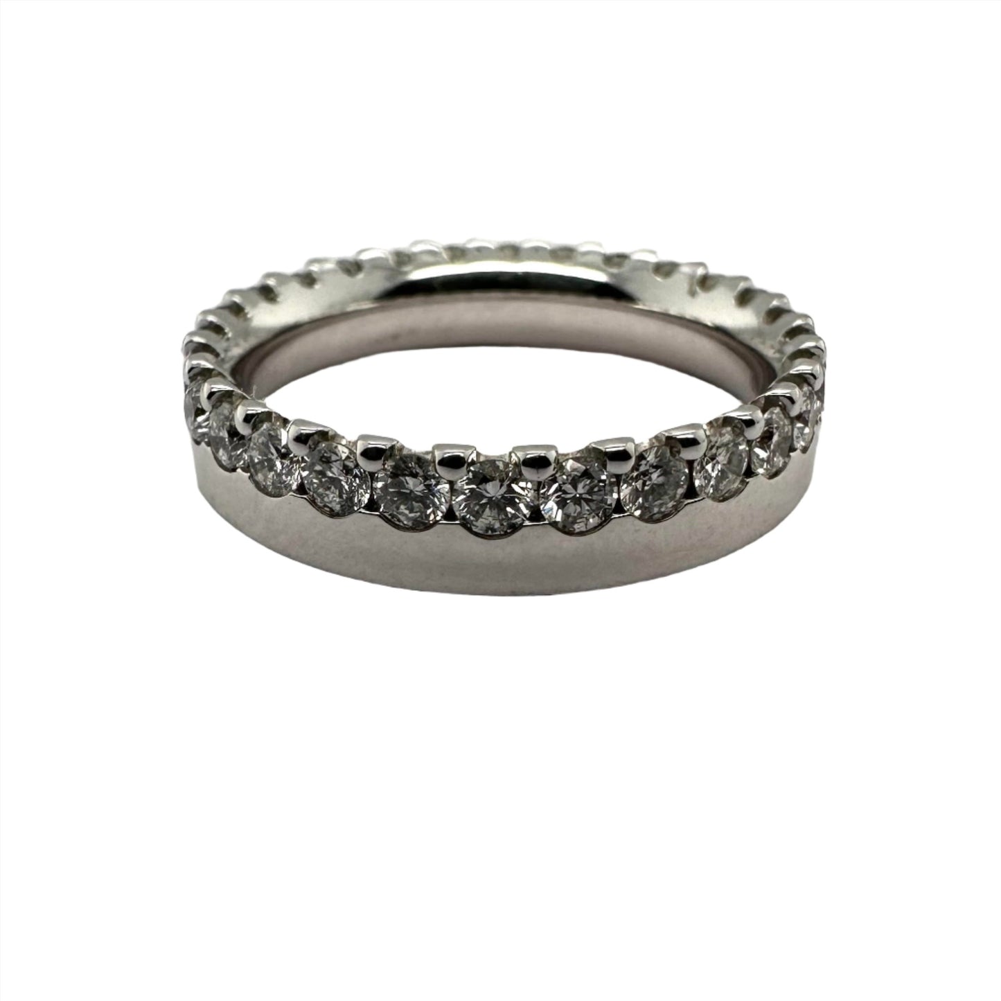 Modern diamond claw setting ring