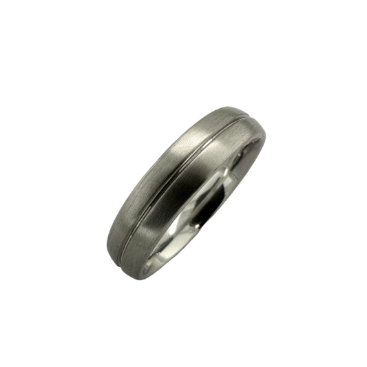 Durable 18ct white gold ring
