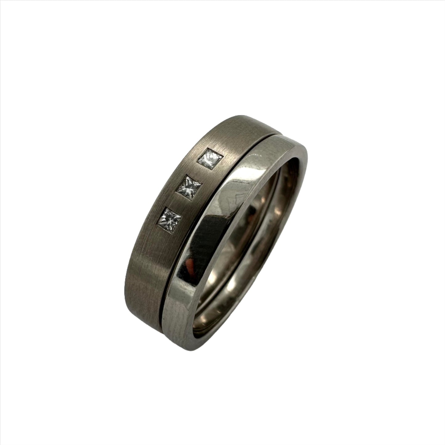 18ct white gold two tone diamond set ring. Henry D Johnstone Jewellers. Alderley Edge, Poynton, Cheshire.