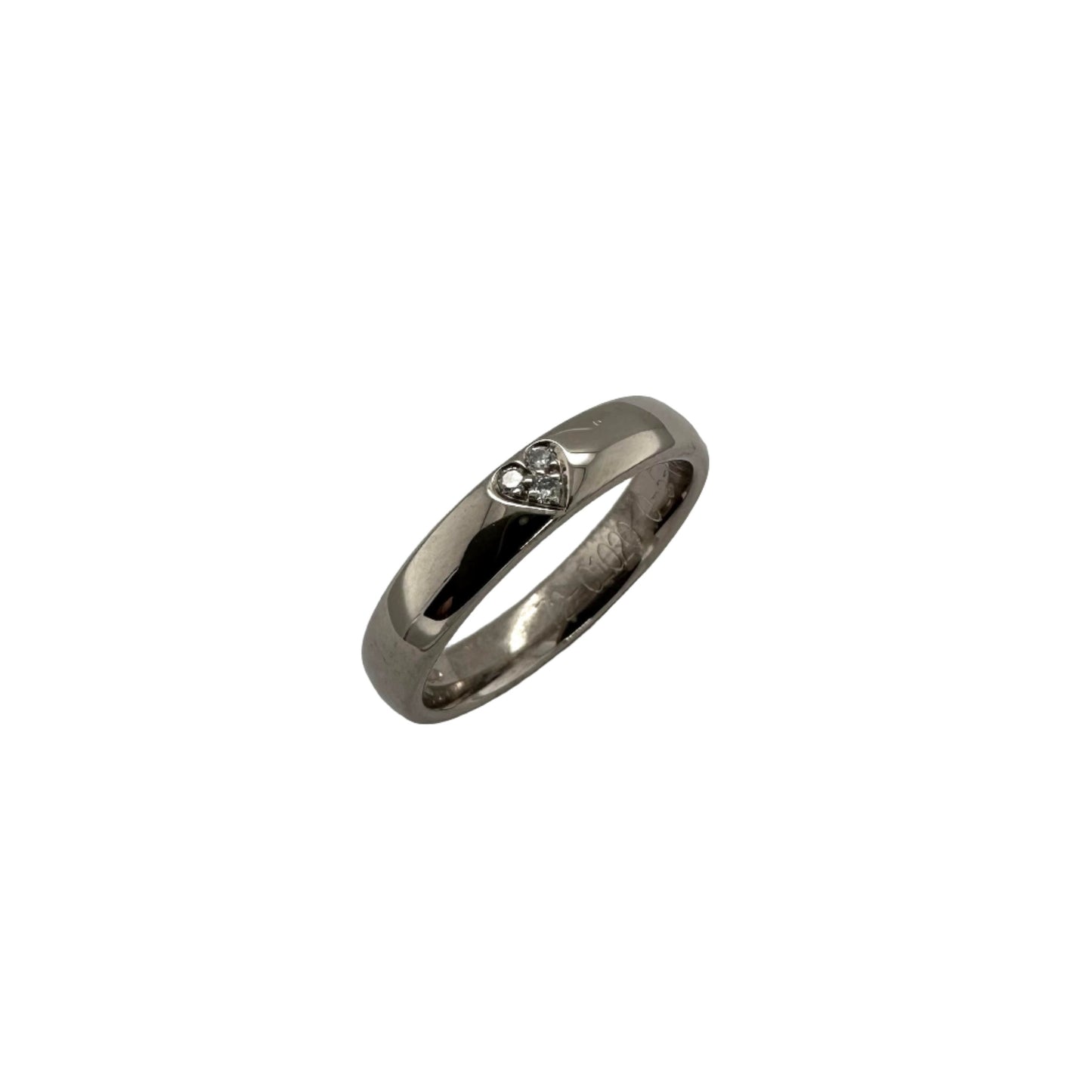 18ct white gold ring with heart-shaped diamond setting