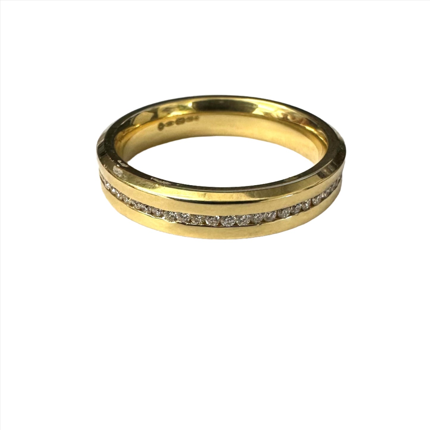 Timeless gold and diamond wedding ring