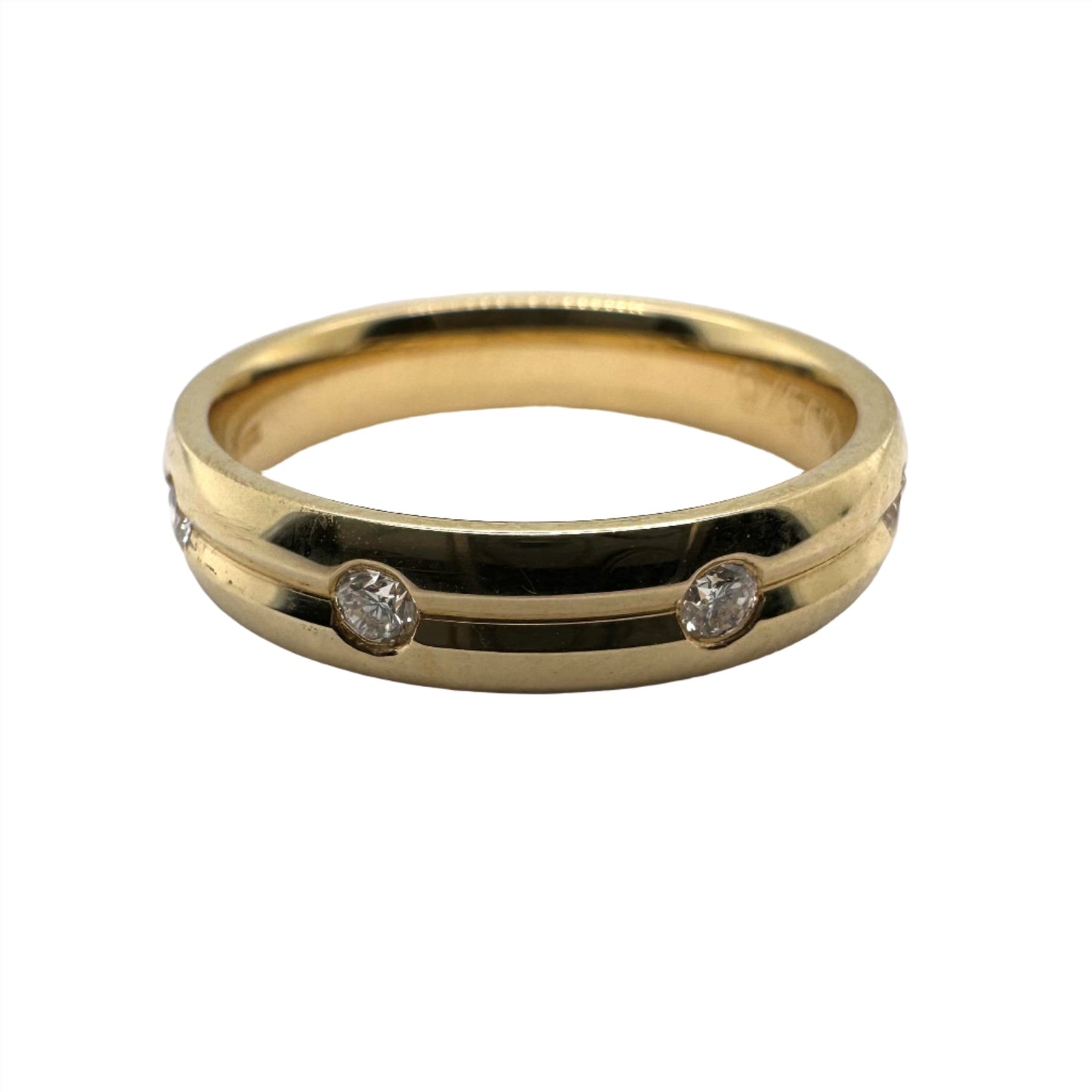 Elegant 18ct gold wedding ring with diamonds
