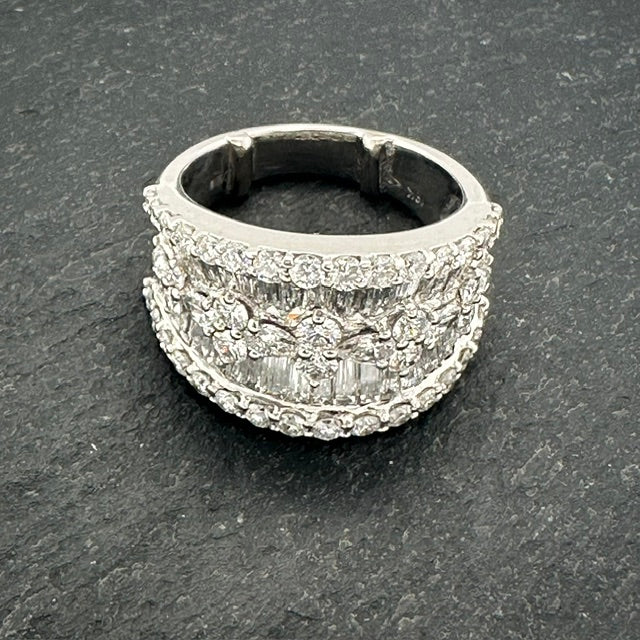 Pre-Owned: 18ct white gold round brilliant & baguette cut diamond dress ring.