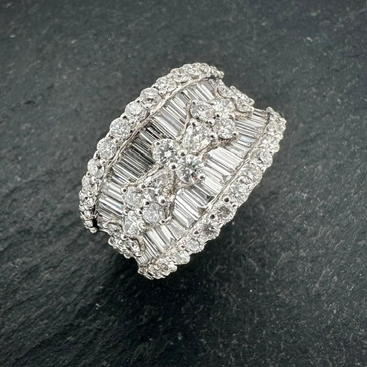 Pre-Owned: 18ct white gold round brilliant & baguette cut diamond dress ring.