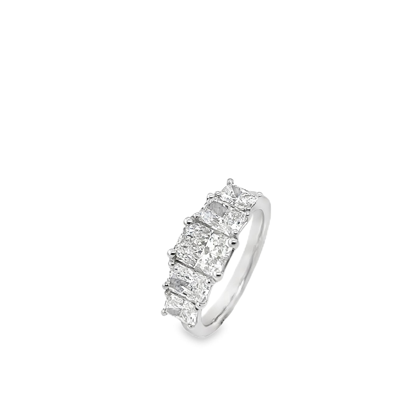 Platinum graduated radiant cut diamond 5st ring - 2.64ct.