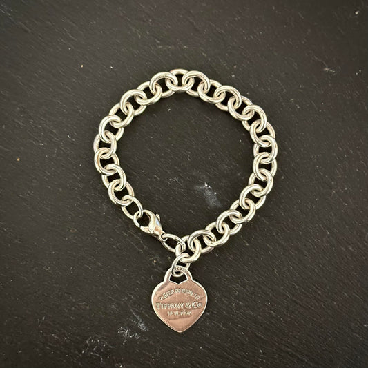 Pre-Owned: 925 sterling silver 'Tiffany & Co' heart charm bracelet.