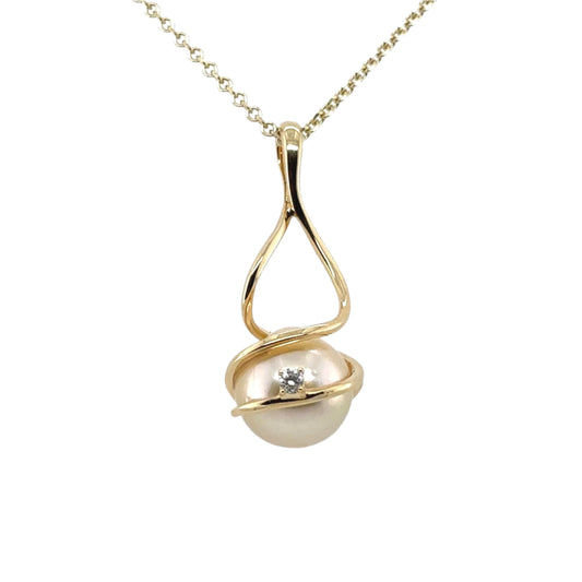 18ct yellow gold cream South Sea pearl swirl design pendant, one brilliant cut diamond to front - 0.05ct