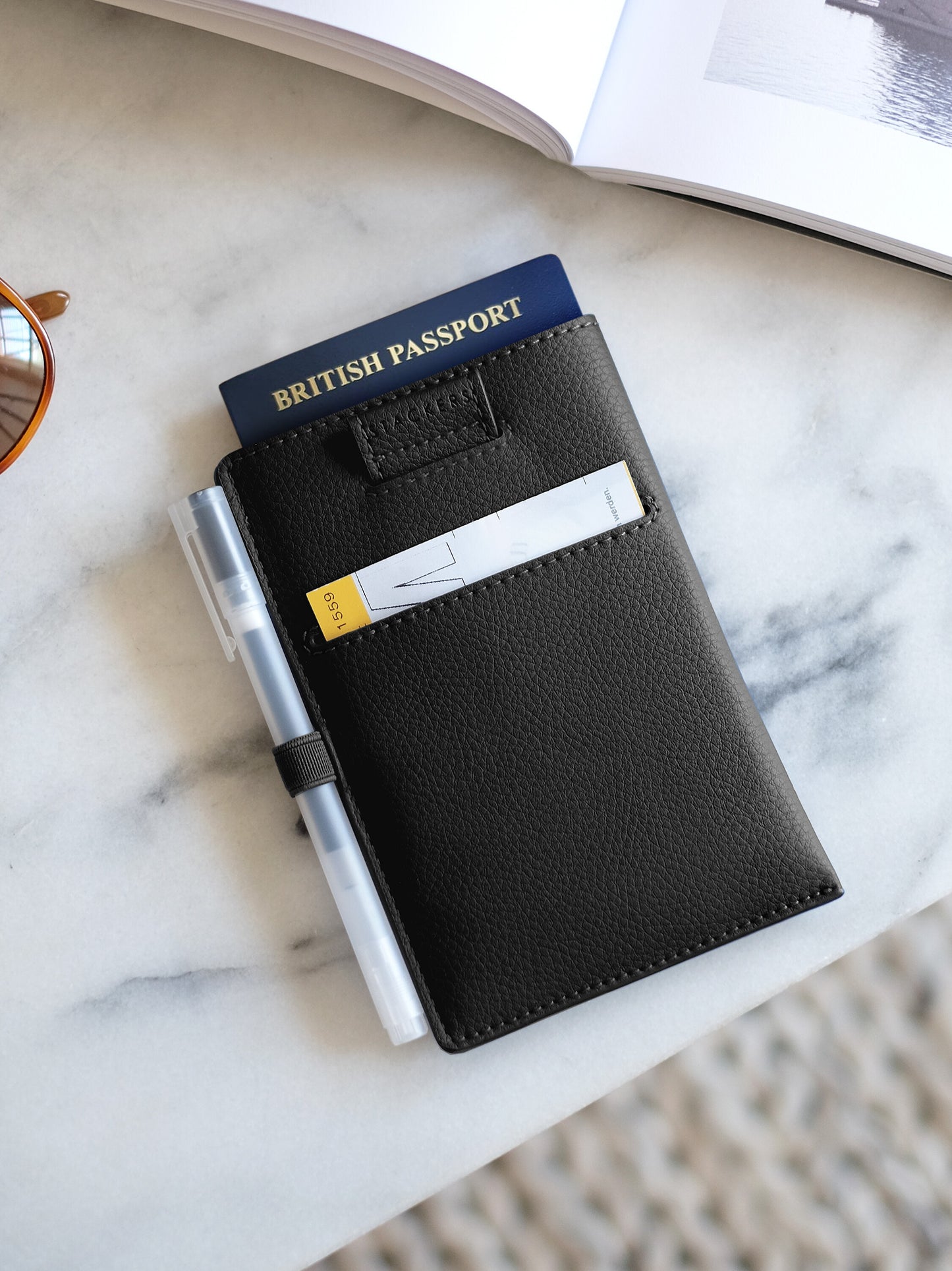 Stackers passport sleeve - Black.
